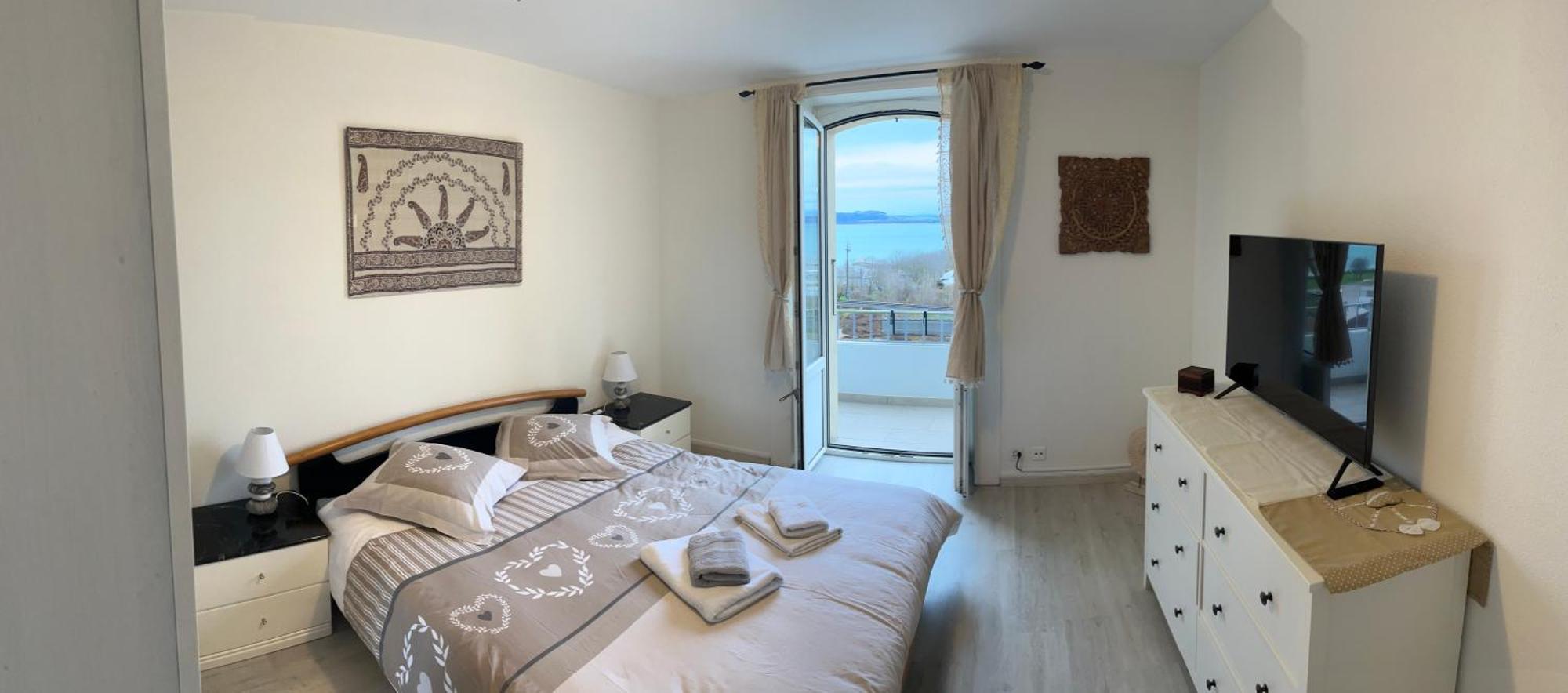 La Maison Bleue A 2 Pas Du Du Neuchatel Hauterive (Neuchatel)